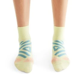 Voorkant -On Running on performance mid sock women hay rose 4 1531773