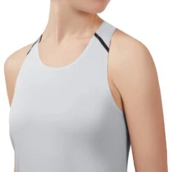 On Running On Tank-T Dames Hardloopshirt - Glacier & Black 13 On Running On Tank-T Dames Hardloopshirt - Glacier & Black -On Running on tank t women running shirt glacier black 5 948793