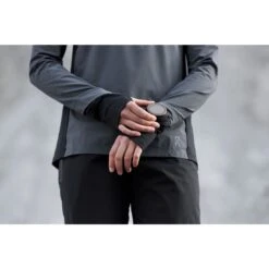 On Running On Trail Breaker Women Long Sleeve Running Shirt - Dark & Black -On Running on trail breaker women long sleeve running shirt dark black 10 949090