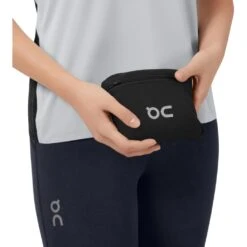 On Running On Weather Dames Hardloopjack - Black & Navy 22 On Running On Weather Dames Hardloopjack - Black & Navy -On Running on weather jacket women black navy 11 949102