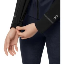 On Running On Weather Dames Hardloopjack - Black & Navy 19 On Running On Weather Dames Hardloopjack - Black & Navy -On Running on weather jacket women black navy 8 949099