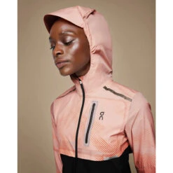 On Running On Weather Lumos Dames Hardloopjack - Woodrose & Black 9 On Running On Weather Lumos Dames Hardloopjack - Woodrose & Black -On Running on weather lumos laufjacke damen woodrose 4 1558289