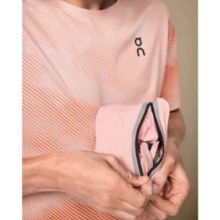 On Running On Weather Jacket Lumos Hardloopjack - Woodrose & Black 12 On Running On Weather Jacket Lumos Hardloopjack - Woodrose & Black -On Running on weather lumos laufjacke woodrose 1 1558295