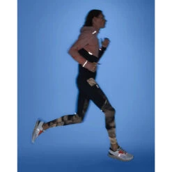 On Running On Weather Jacket Lumos Hardloopjack - Woodrose & Black 11 On Running On Weather Jacket Lumos Hardloopjack - Woodrose & Black -On Running on weather lumos laufjacke woodrose 5 1558294